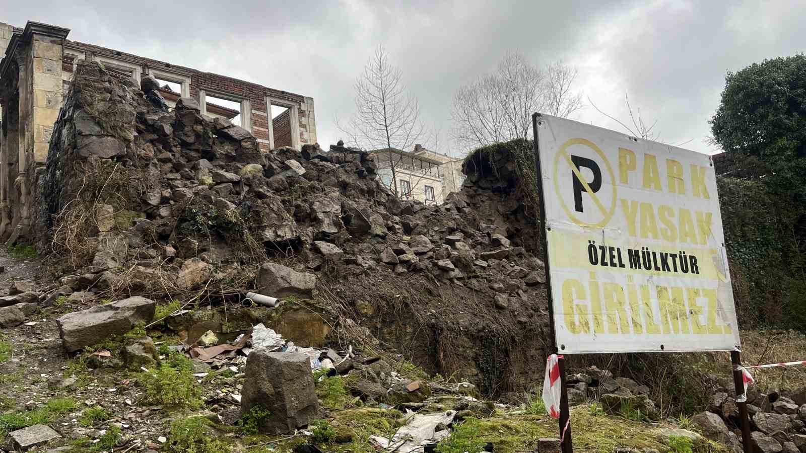 orduda-tarihi-evin-istinat-duvari-araclarin-uzerine-devrildi