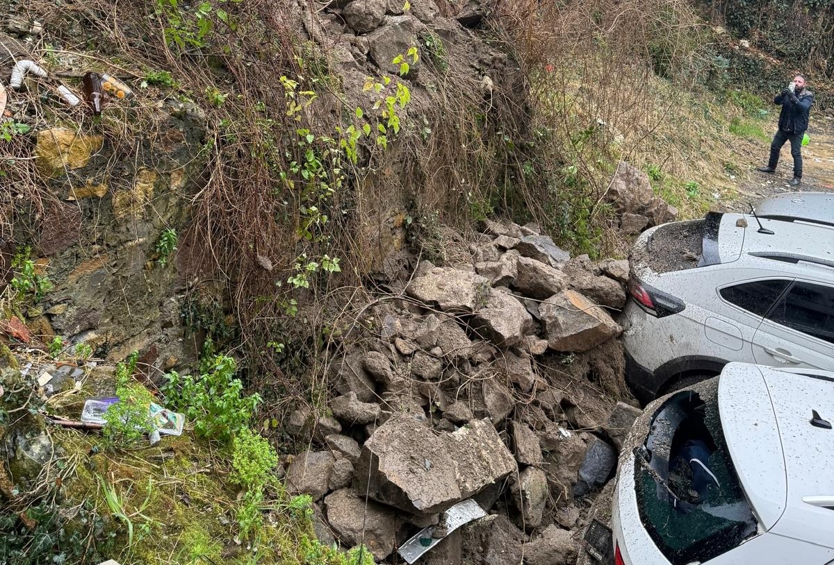 orduda-tarihi-evin-istinat-duvari-araclarin-uzerine-devrildi