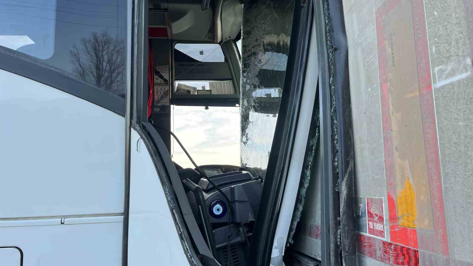 orduda-yolcu-otobusu-ile-tir-carpisti-4-yarali