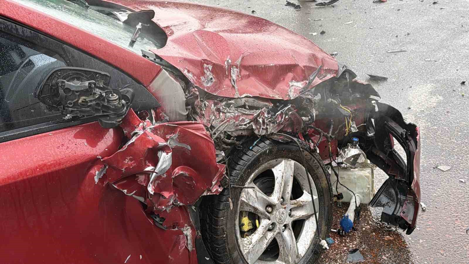 otomobil-ile-traktor-carpisti-2-yarali