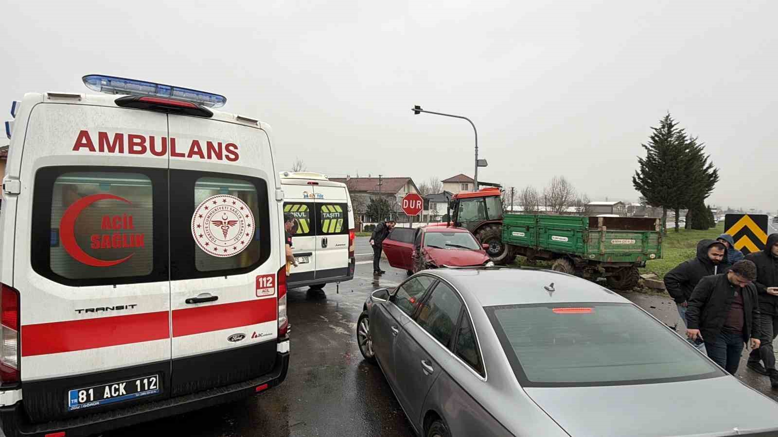 otomobil-ile-traktor-carpisti-2-yarali