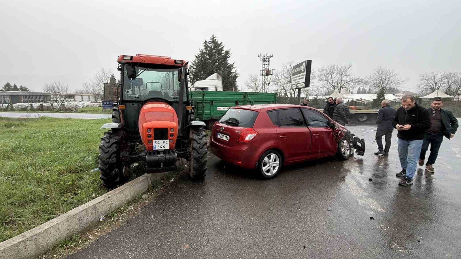 otomobil-ile-traktor-carpisti-2-yarali