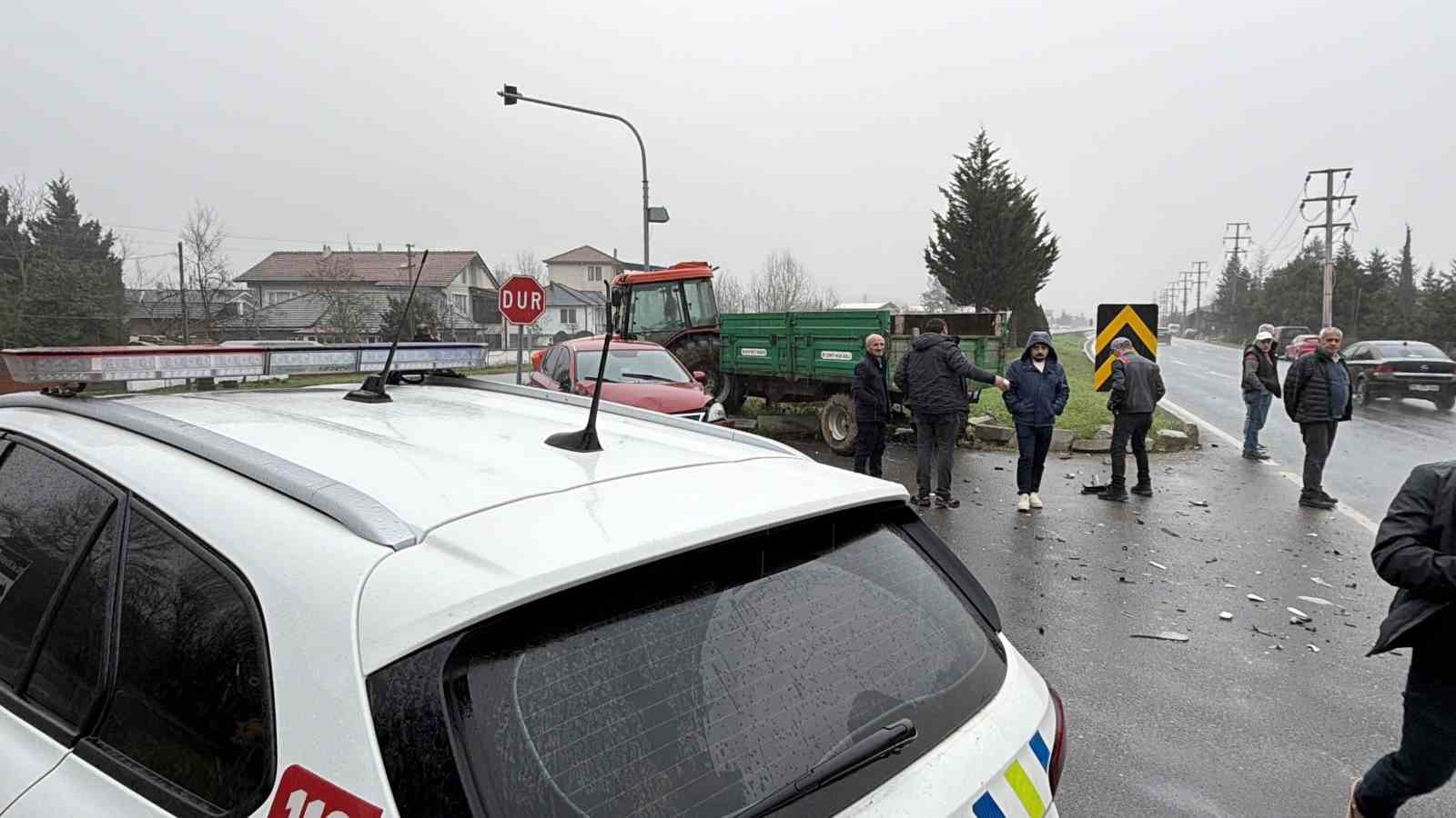 otomobil-ile-traktor-carpisti-2-yarali