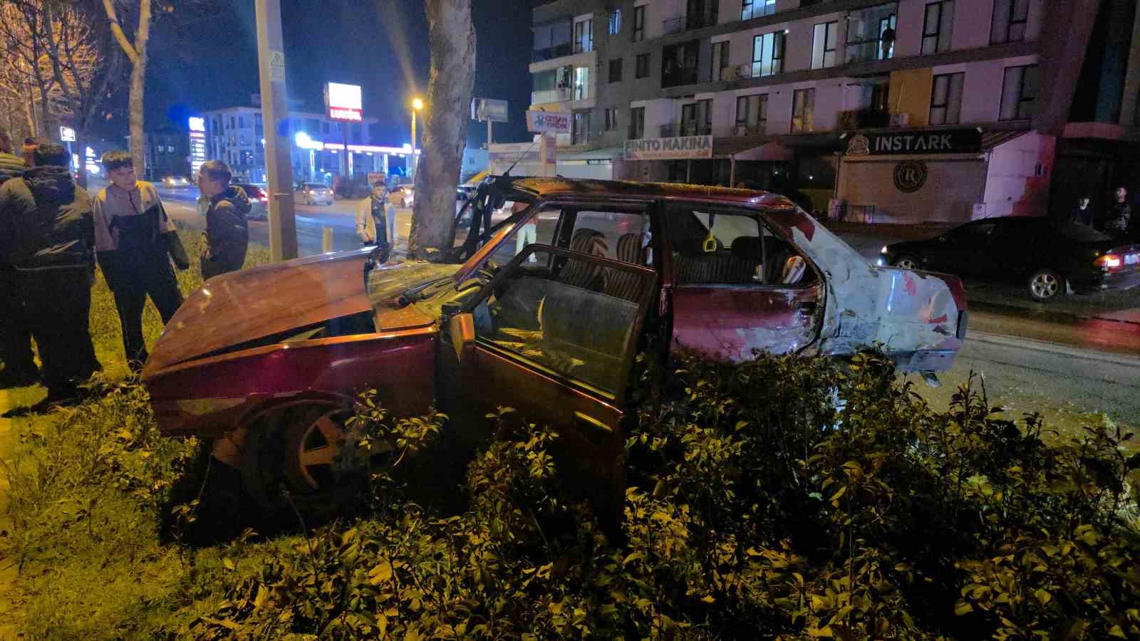 otomobil-refujdeki-agaca-carpti-1-kisi-yaralandi