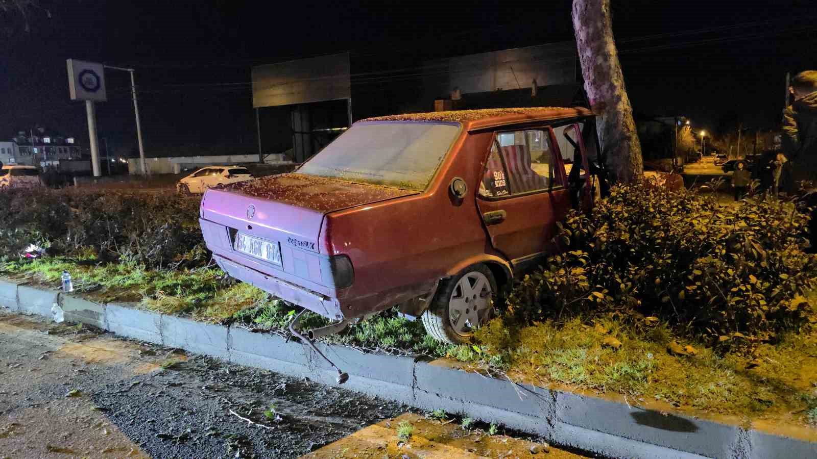 otomobil-refujdeki-agaca-carpti-1-kisi-yaralandi