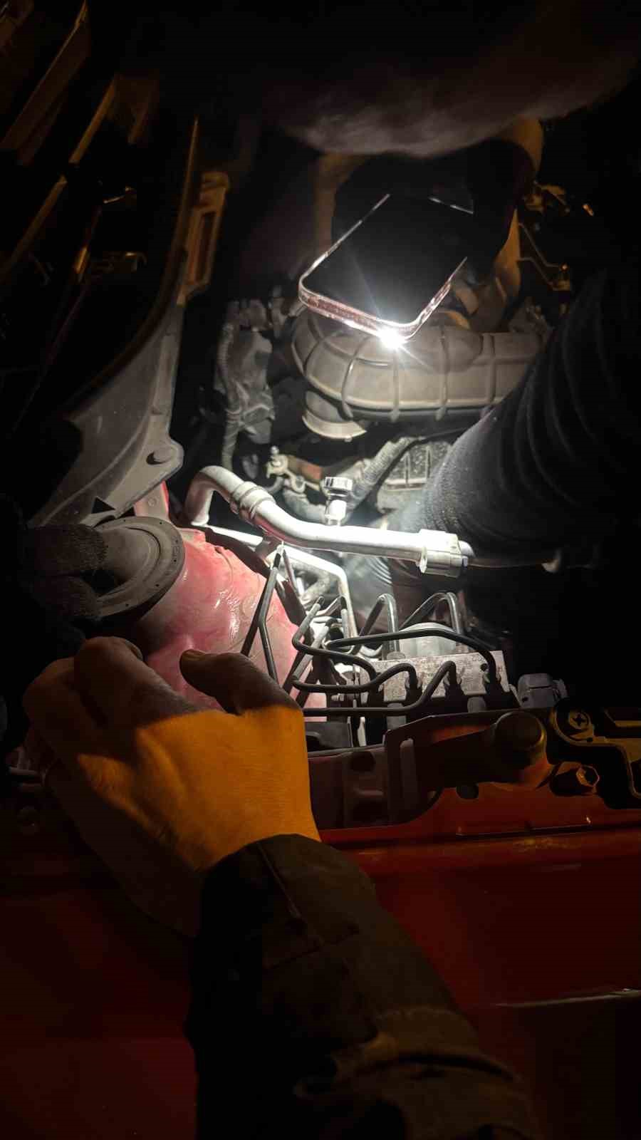 otomobilin-motoruna-sikisan-kedi-icin-seferber-oldular