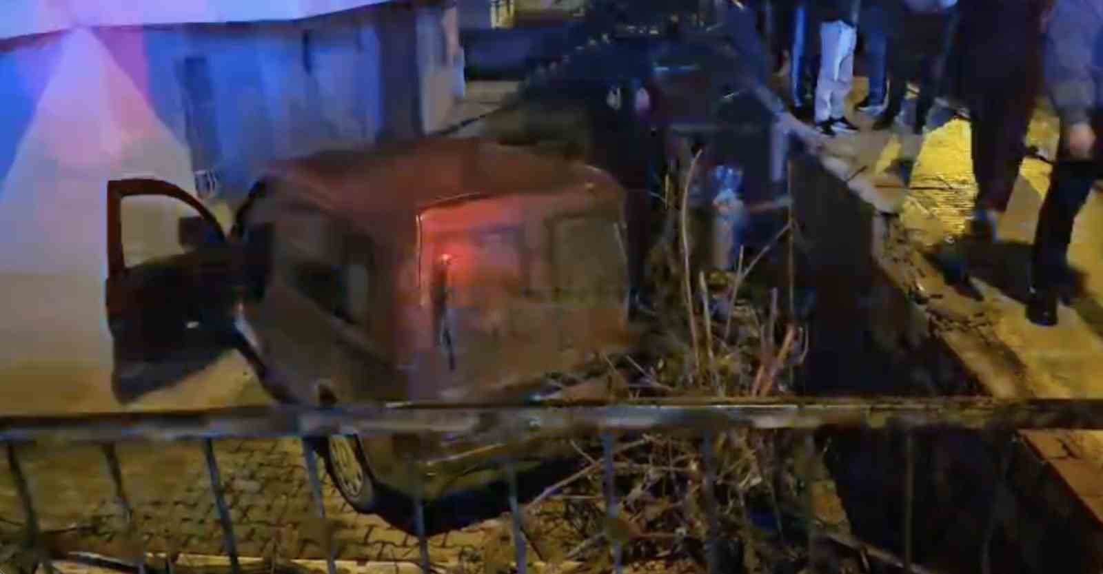 otomobille-carpisan-hafif-ticari-arac-apartman-bosluguna-savruldu-2-yarali