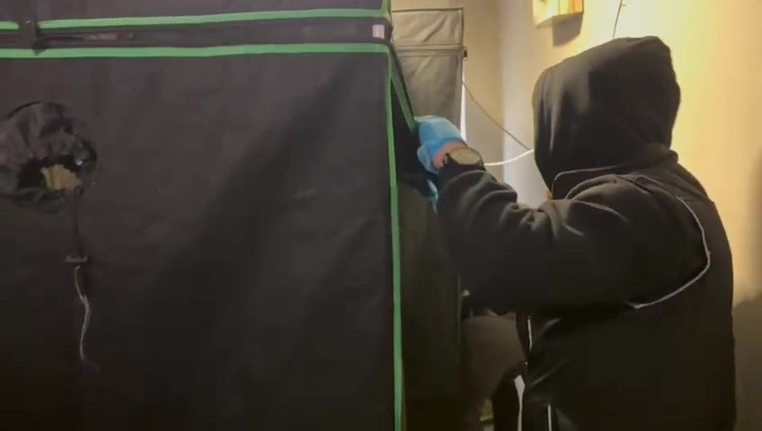 ozel-duzenekle-uyusturucu-yetistirilen-eve-polis-baskini