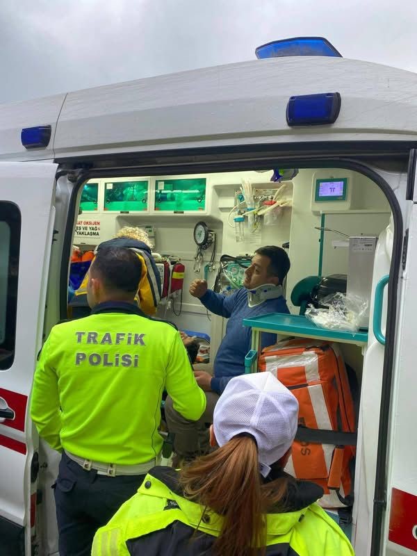 panelvan-arac-hastanenin-guvenlik-kulubesine-carpti-baba-ve-oglu-yaralandi