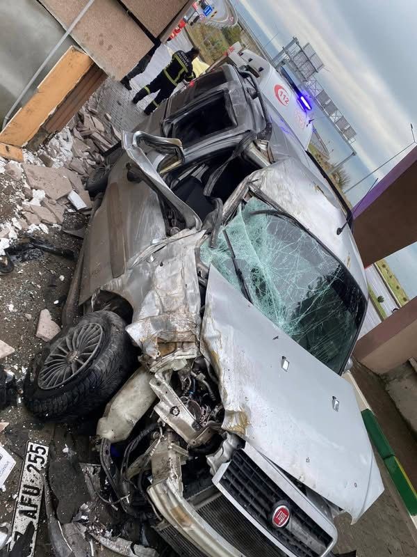 panelvan-arac-hastanenin-guvenlik-kulubesine-carpti-baba-ve-oglu-yaralandi