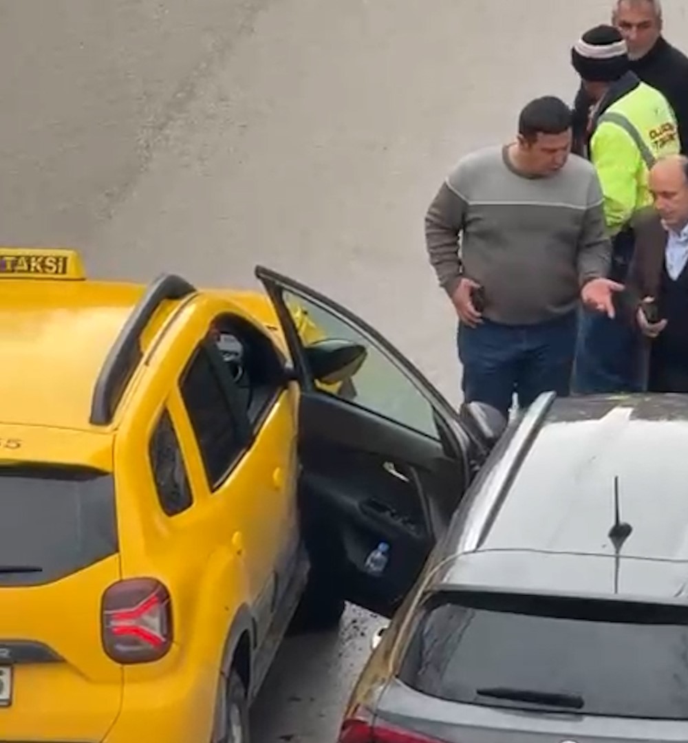 park-halindeki-aracin-acilan-kapisina-taksi-carpti