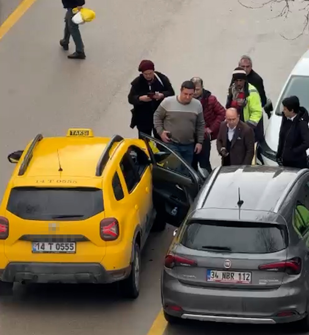 park-halindeki-aracin-acilan-kapisina-taksi-carpti