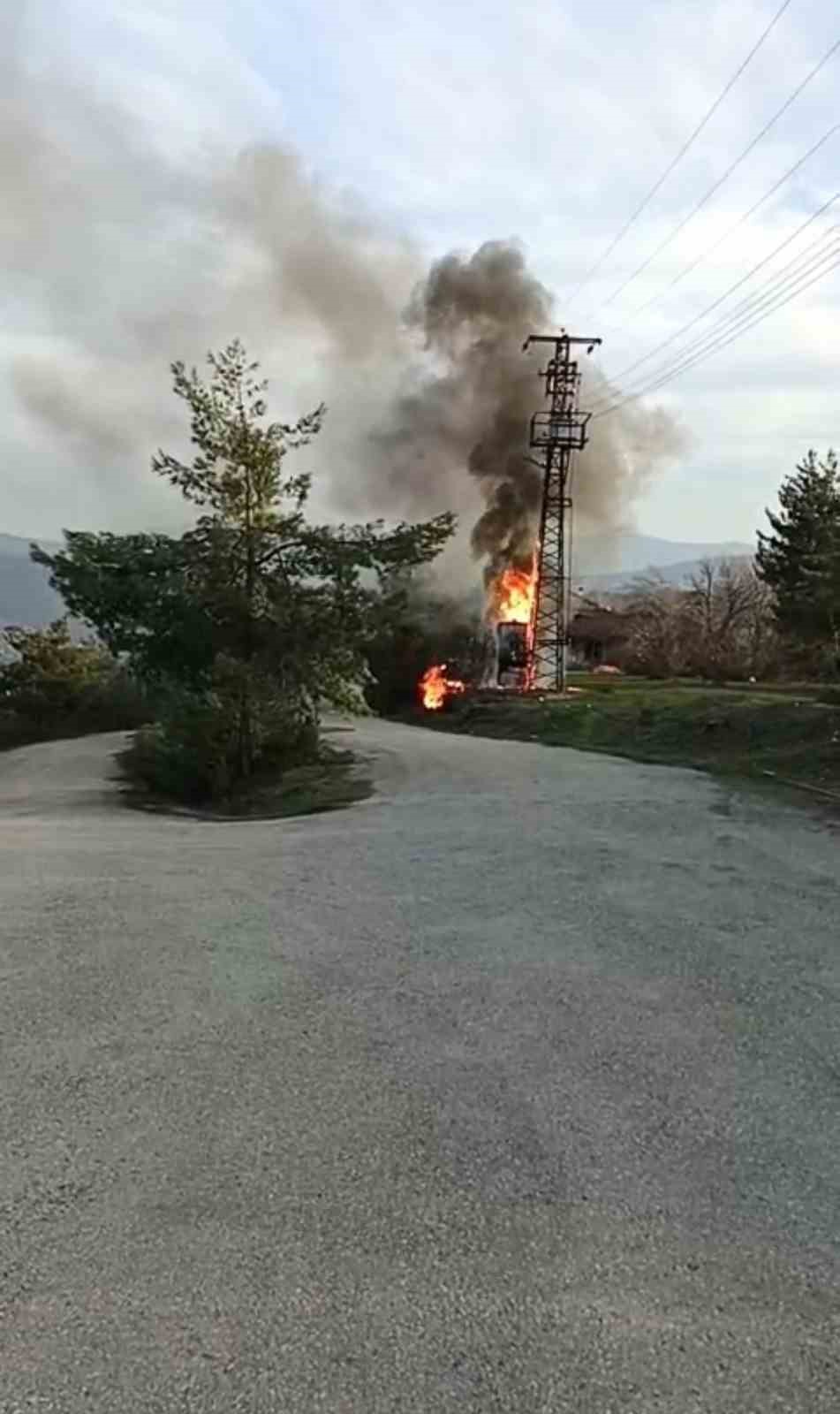 patlayan-elektrik-trafosu-alev-aldi