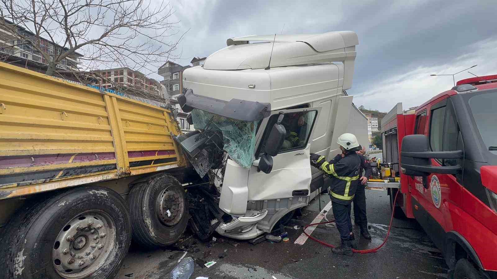 rizede-ariza-yaptigi-icin-park-halinde-olan-tira-baska-bir-tir-carpti-1i-agir-4-yarali
