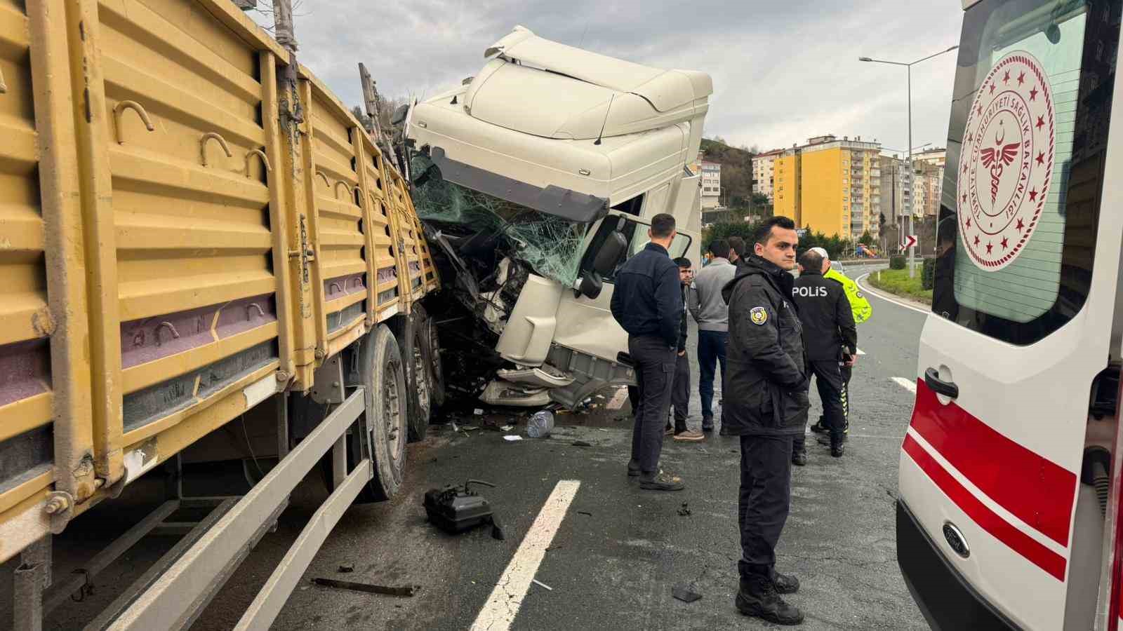 rizede-ariza-yaptigi-icin-park-halinde-olan-tira-baska-bir-tir-carpti-1i-agir-4-yarali