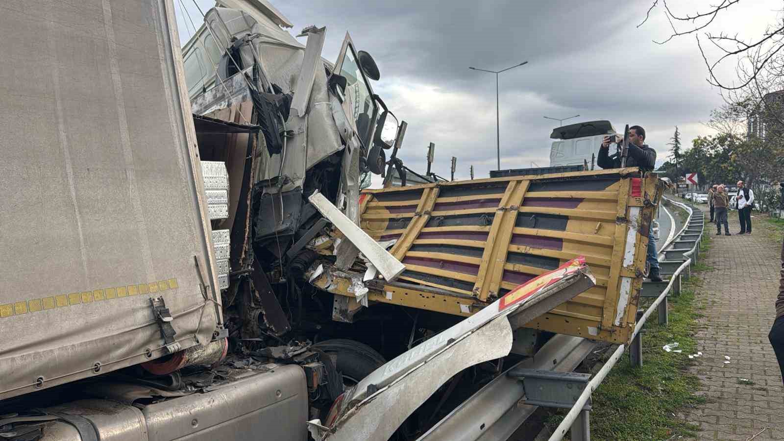 rizede-ariza-yaptigi-icin-park-halinde-olan-tira-baska-bir-tir-carpti-1i-agir-4-yarali