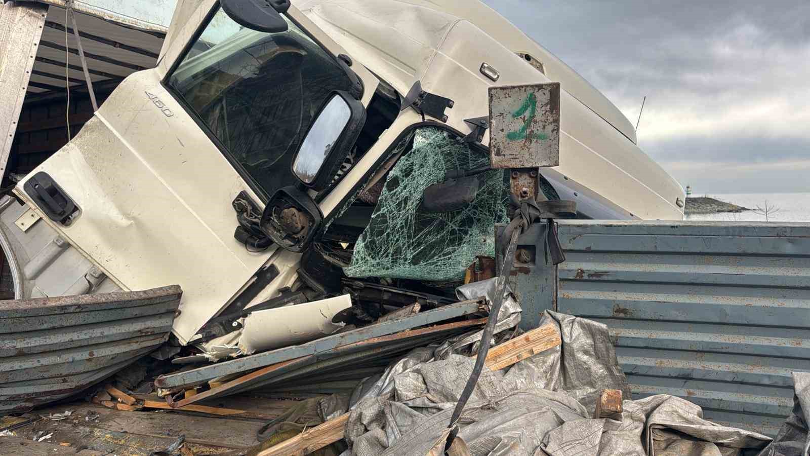 rizede-ariza-yaptigi-icin-park-halinde-olan-tira-baska-bir-tir-carpti-1i-agir-4-yarali