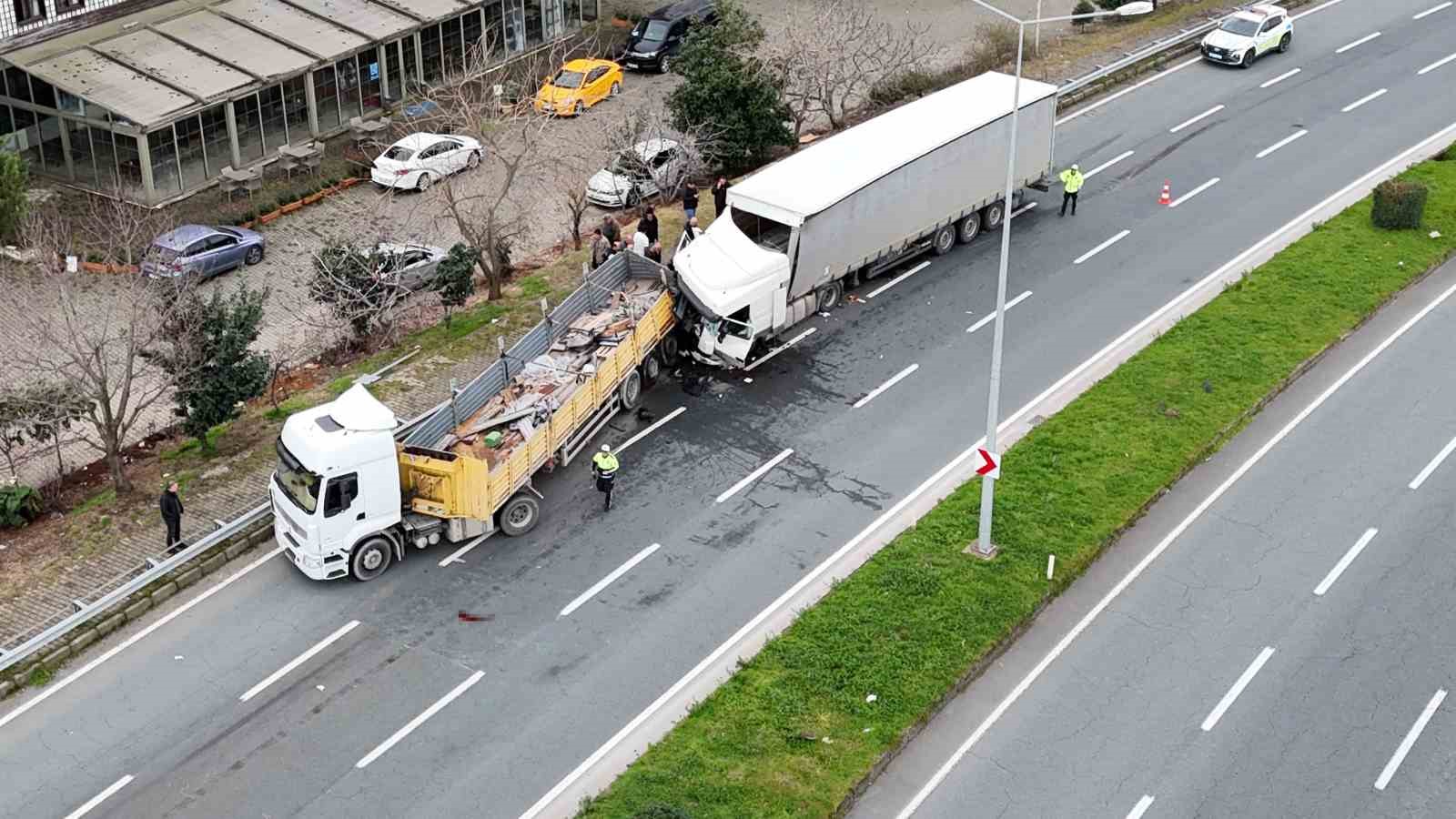 rizede-ariza-yaptigi-icin-park-halinde-olan-tira-baska-bir-tir-carpti-1i-agir-4-yarali