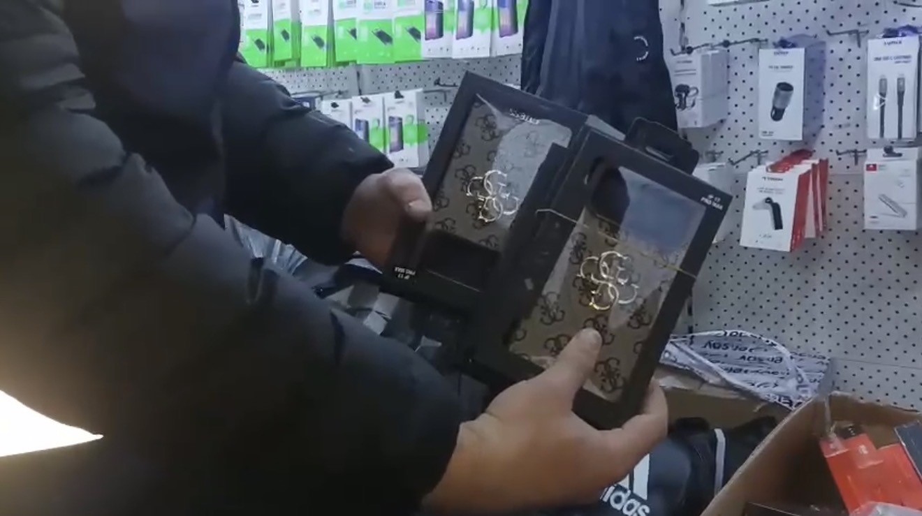 samsunda-1-milyon-tllik-kacak-elektronik-esya-ve-aksesuari-ele-gecirildi