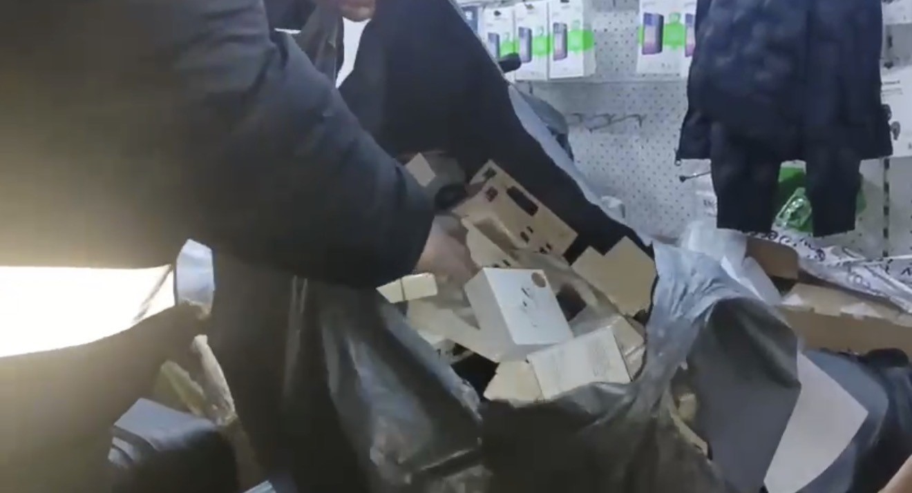 samsunda-1-milyon-tllik-kacak-elektronik-esya-ve-aksesuari-ele-gecirildi