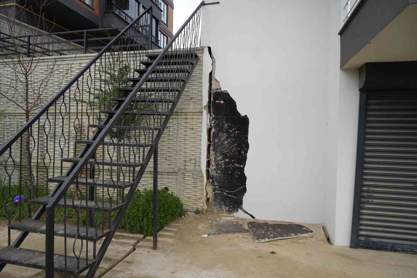 samsunda-apartmanlarda-derin-catlaklar-bina-sakinleri-tedirgin