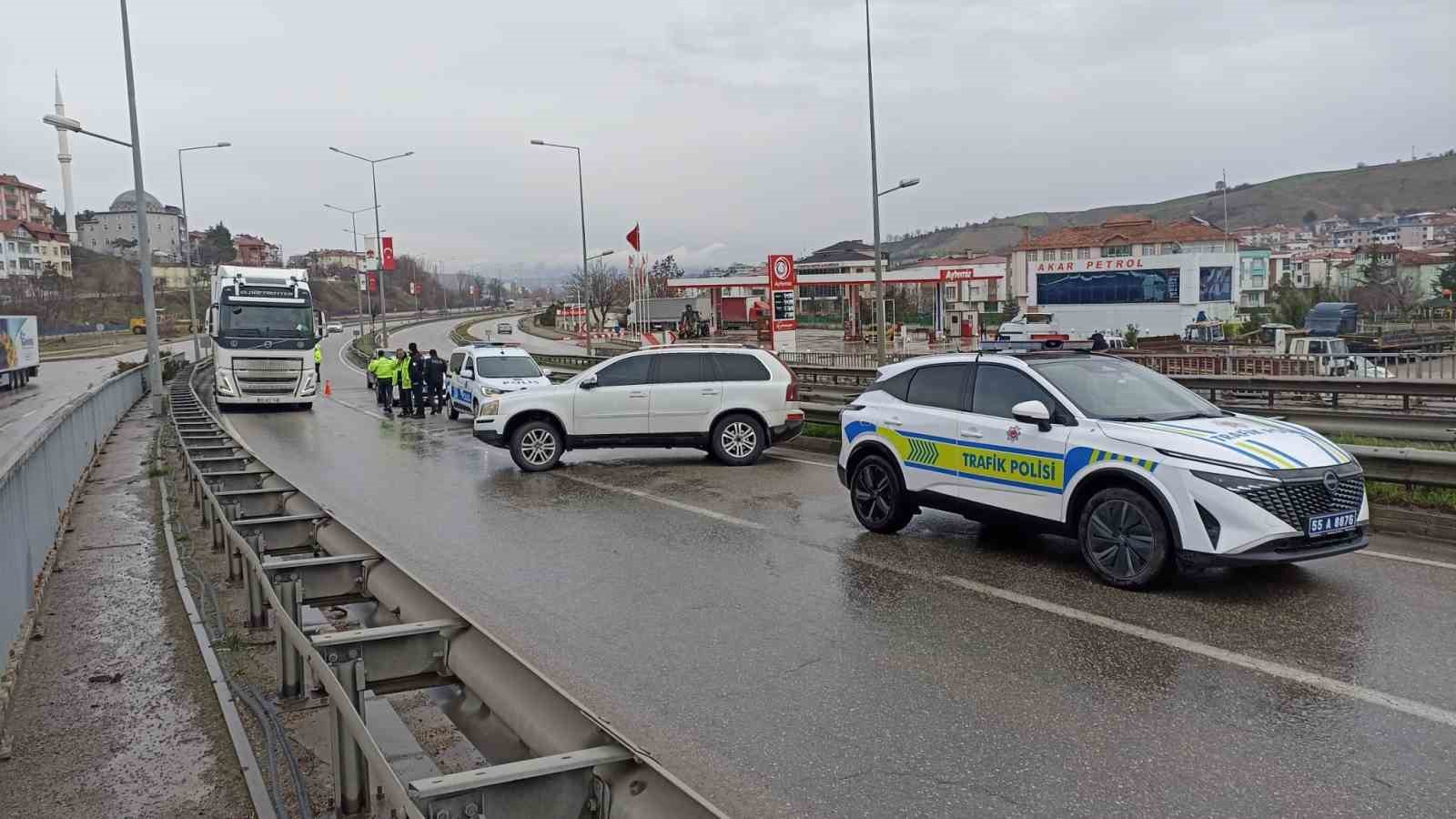 samsunda-cip-bariyere-carpti-anne-ve-oglu-yaralandi
