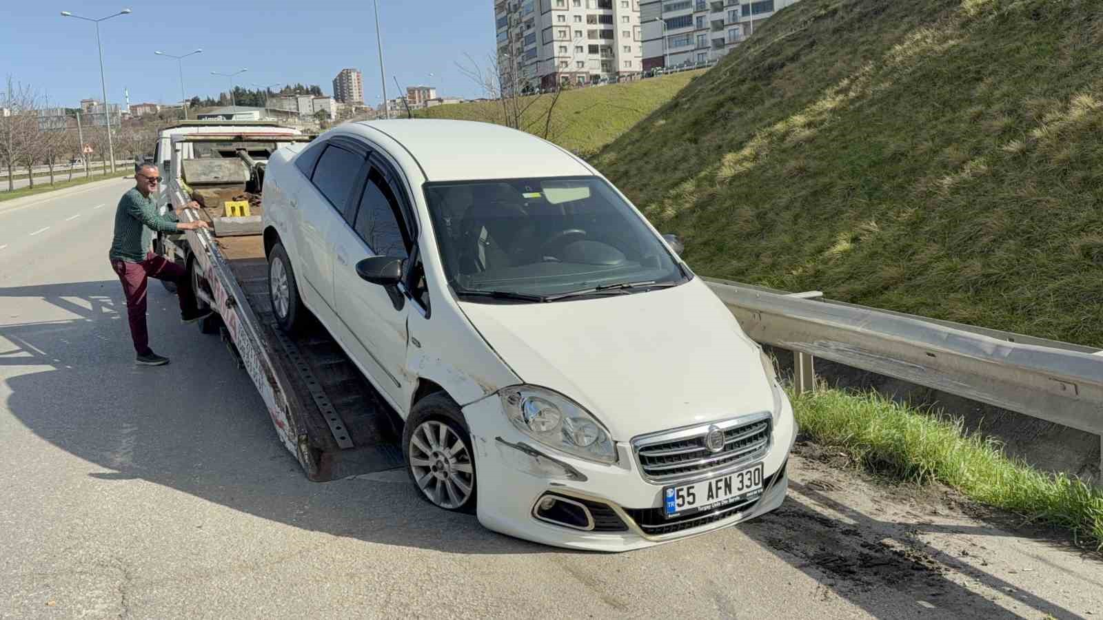 samsunda-otomobil-refuju-asip-bariyere-carpti-1-yarali