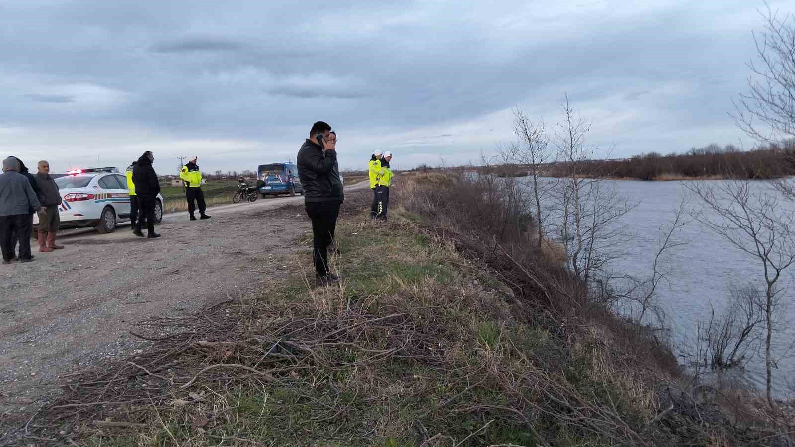 samsunda-taktor-kizilirmak-nehrine-uctu-1-olu-1-yarali