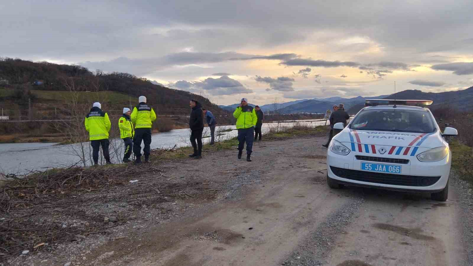 samsunda-taktor-kizilirmak-nehrine-uctu-1-olu-1-yarali