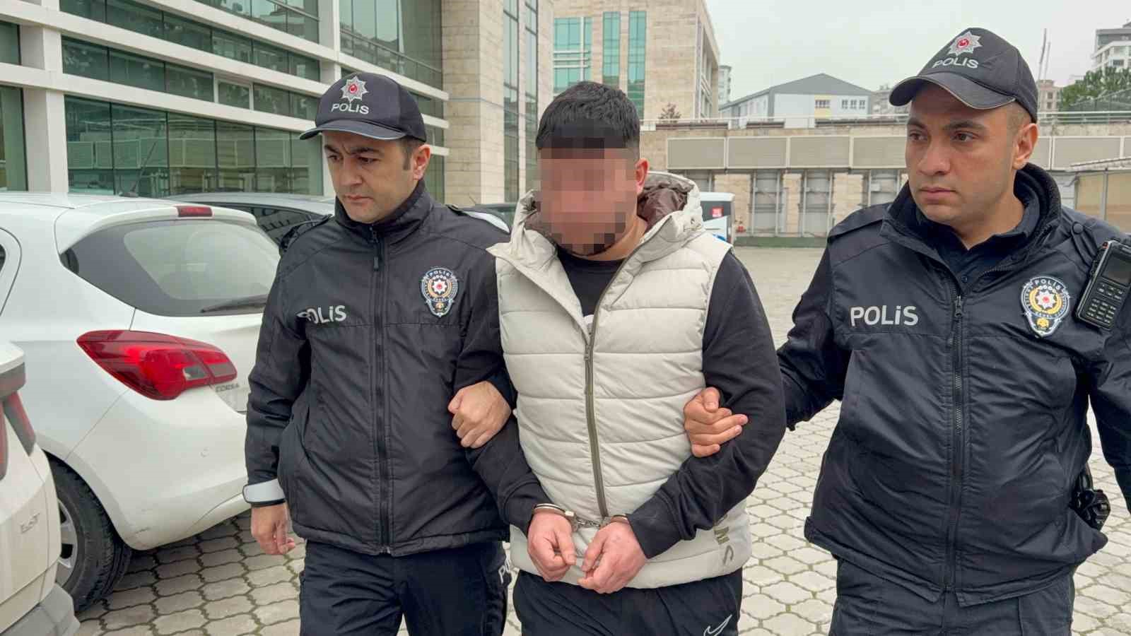 samsunda-trabzonspor-otobusunu-taslayan-5-kisi-adliyeye-sevk-edildi