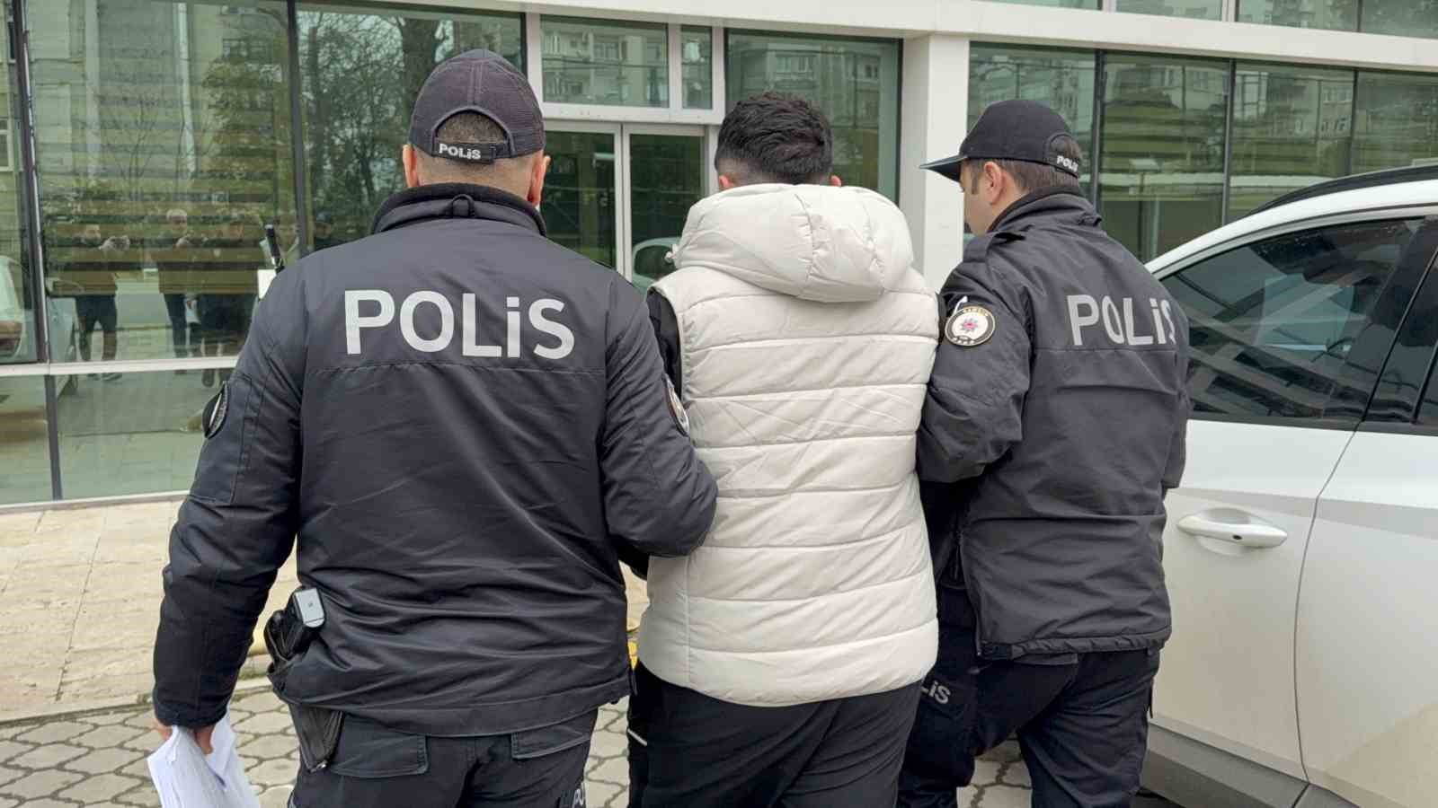 samsunda-trabzonspor-otobusunu-taslayan-5-kisi-adliyeye-sevk-edildi