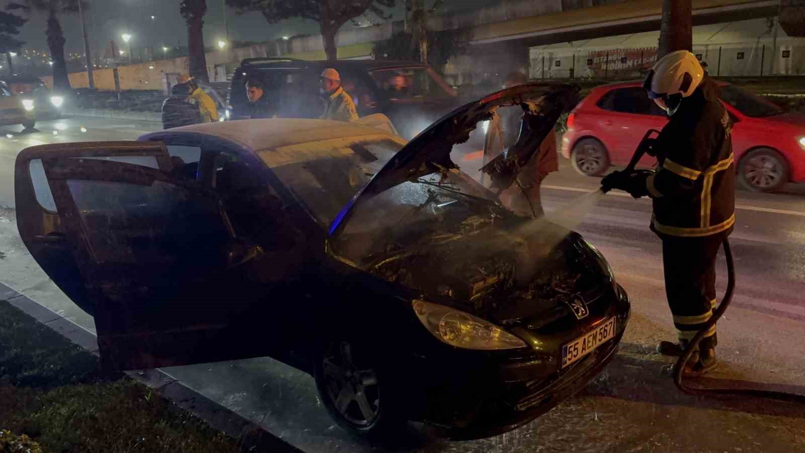 seyir-halindeki-otomobil-alev-aldi-facia-kil-payi-atlatildi