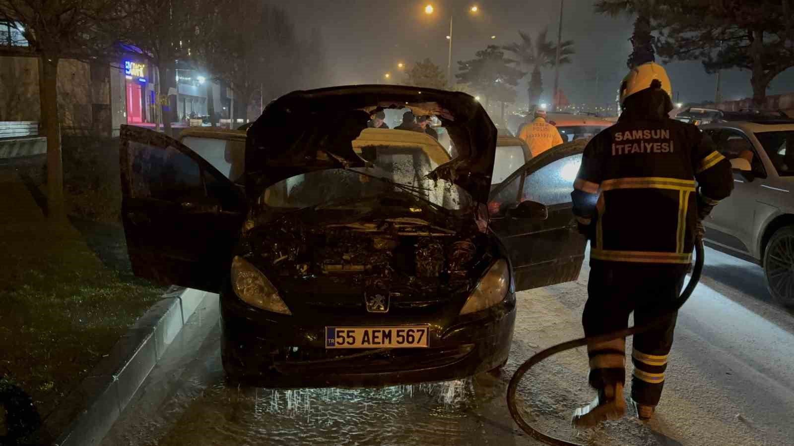 seyir-halindeki-otomobil-alev-aldi-facia-kil-payi-atlatildi