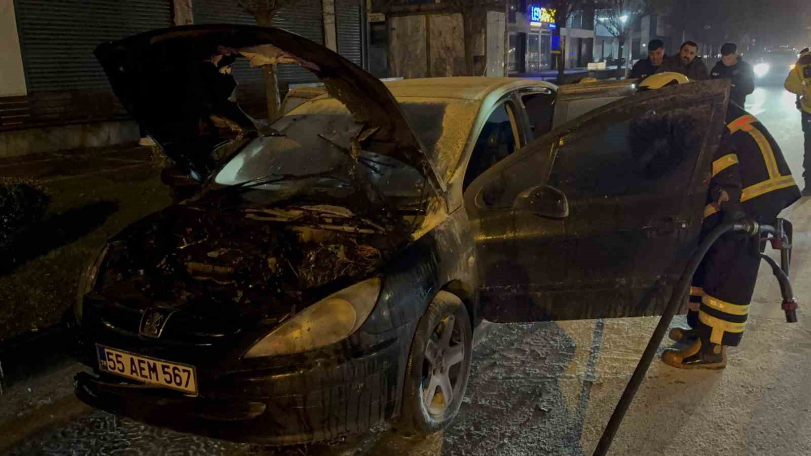 seyir-halindeki-otomobil-alev-aldi-facia-kil-payi-atlatildi