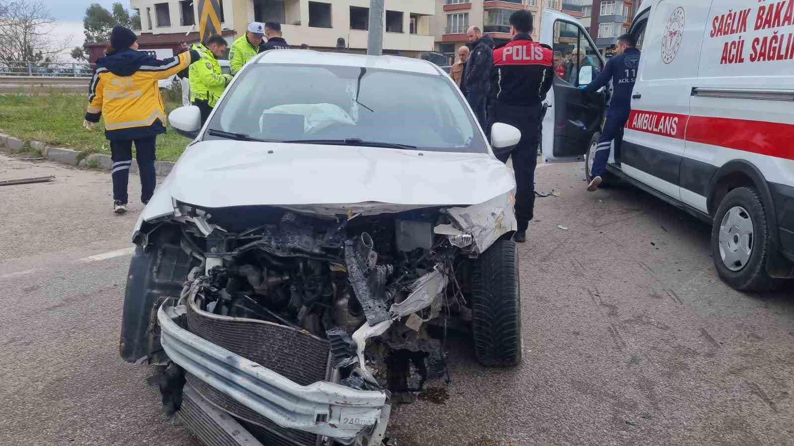 sinopta-otomobiller-carpisti-3-yarali