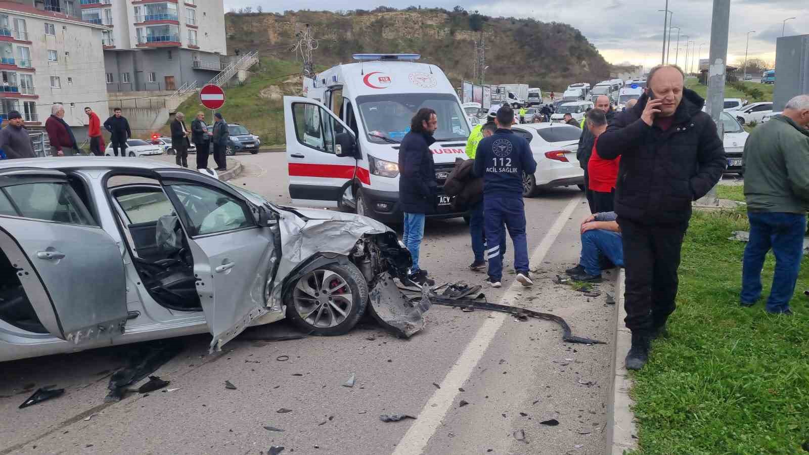 sinopta-otomobiller-carpisti-3-yarali