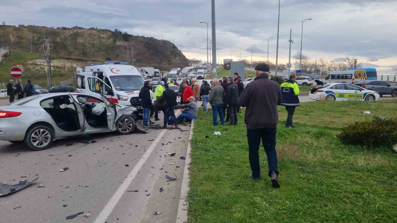 sinopta-otomobiller-carpisti-3-yarali