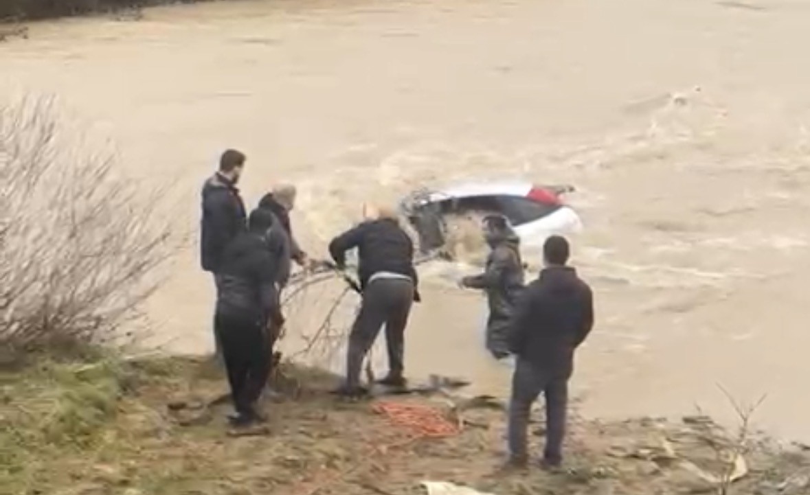 surucu-kiyiya-cikti-otomobil-suda-kaldi-vatandaslar-halatla-mudahale-etti