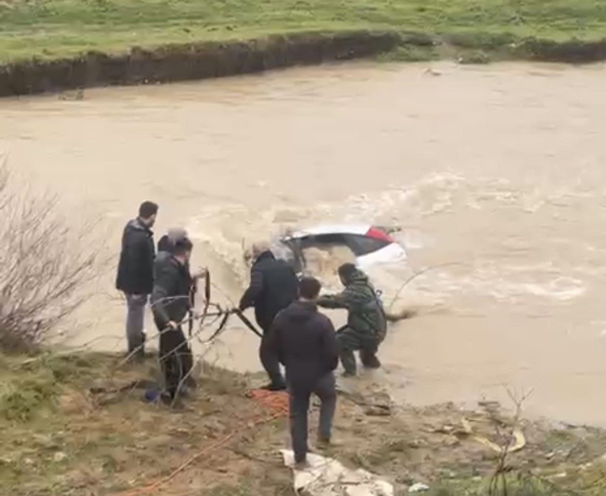 surucu-kiyiya-cikti-otomobil-suda-kaldi-vatandaslar-halatla-mudahale-etti