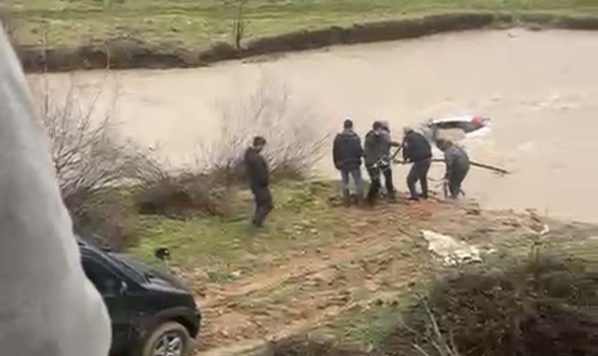 surucu-kiyiya-cikti-otomobil-suda-kaldi-vatandaslar-halatla-mudahale-etti