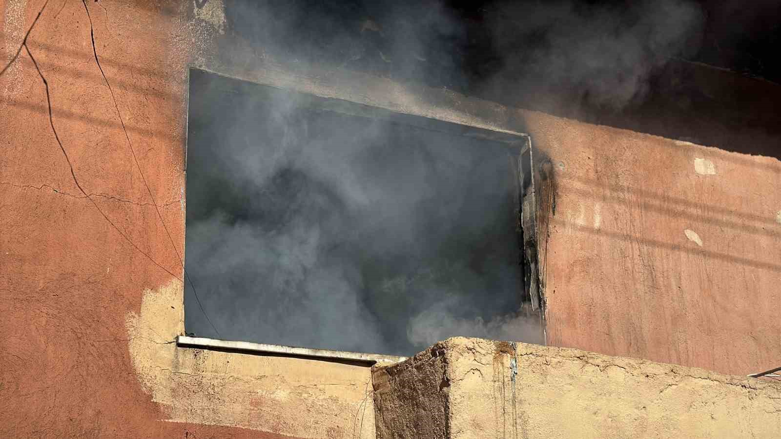 tek-katli-evde-cikan-yangin-sonduruldu