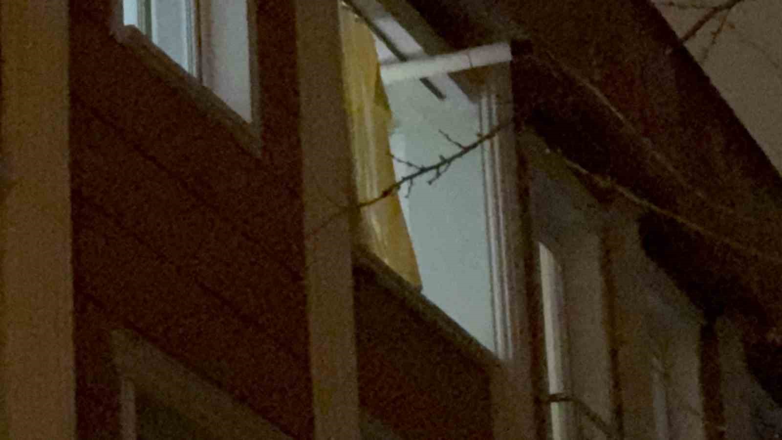 telefonla-yuksel-sesle-konusma-kavgasinda-ablasini-bicaklayip-balkondan-atladi