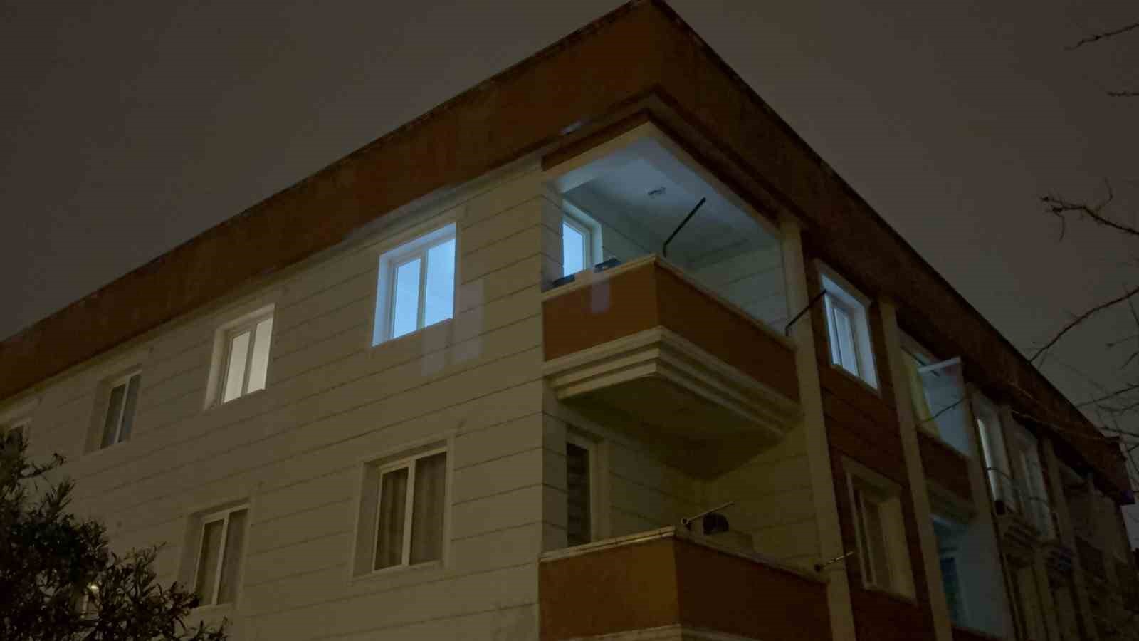 telefonla-yuksel-sesle-konusma-kavgasinda-ablasini-bicaklayip-balkondan-atladi