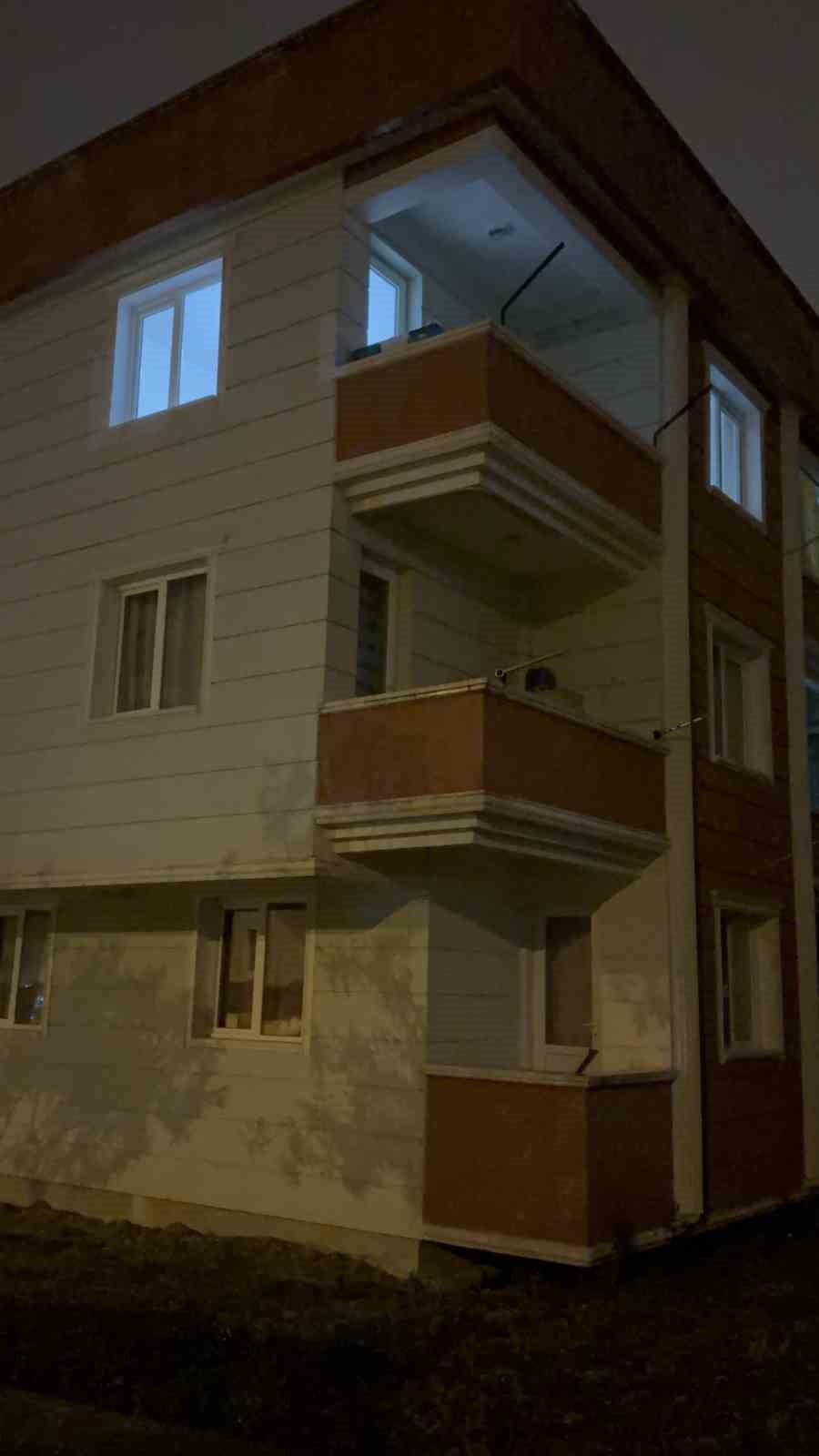 telefonla-yuksel-sesle-konusma-kavgasinda-ablasini-bicaklayip-balkondan-atladi