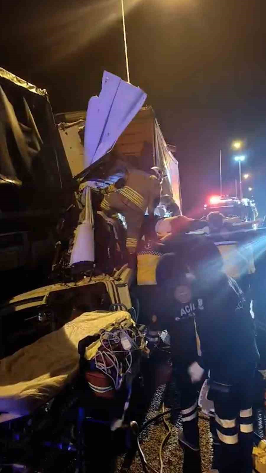 temde-kamyonlar-carpisti-1-olu-1-yarali