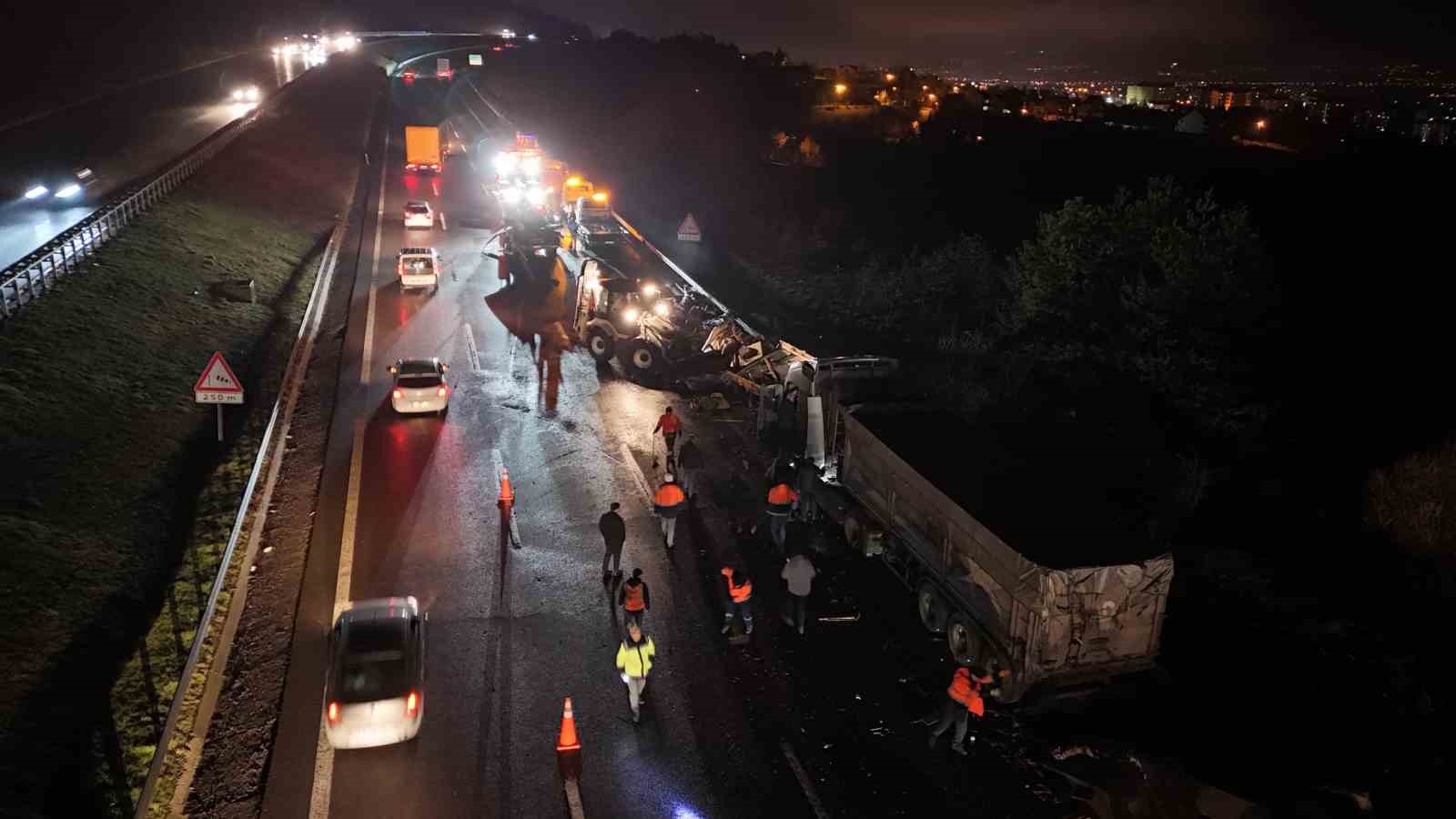 temde-mobilya-yuklu-kamyon-ile-tir-carpisti-1-yarali