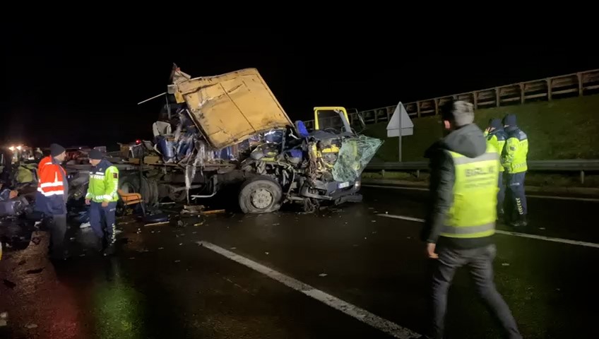 temde-mobilya-yuklu-kamyon-ile-tir-carpisti-1-yarali