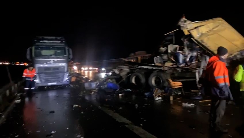 temde-mobilya-yuklu-kamyon-ile-tir-carpisti-1-yarali