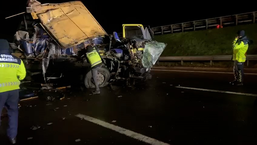 temde-mobilya-yuklu-kamyon-ile-tir-carpisti-1-yarali