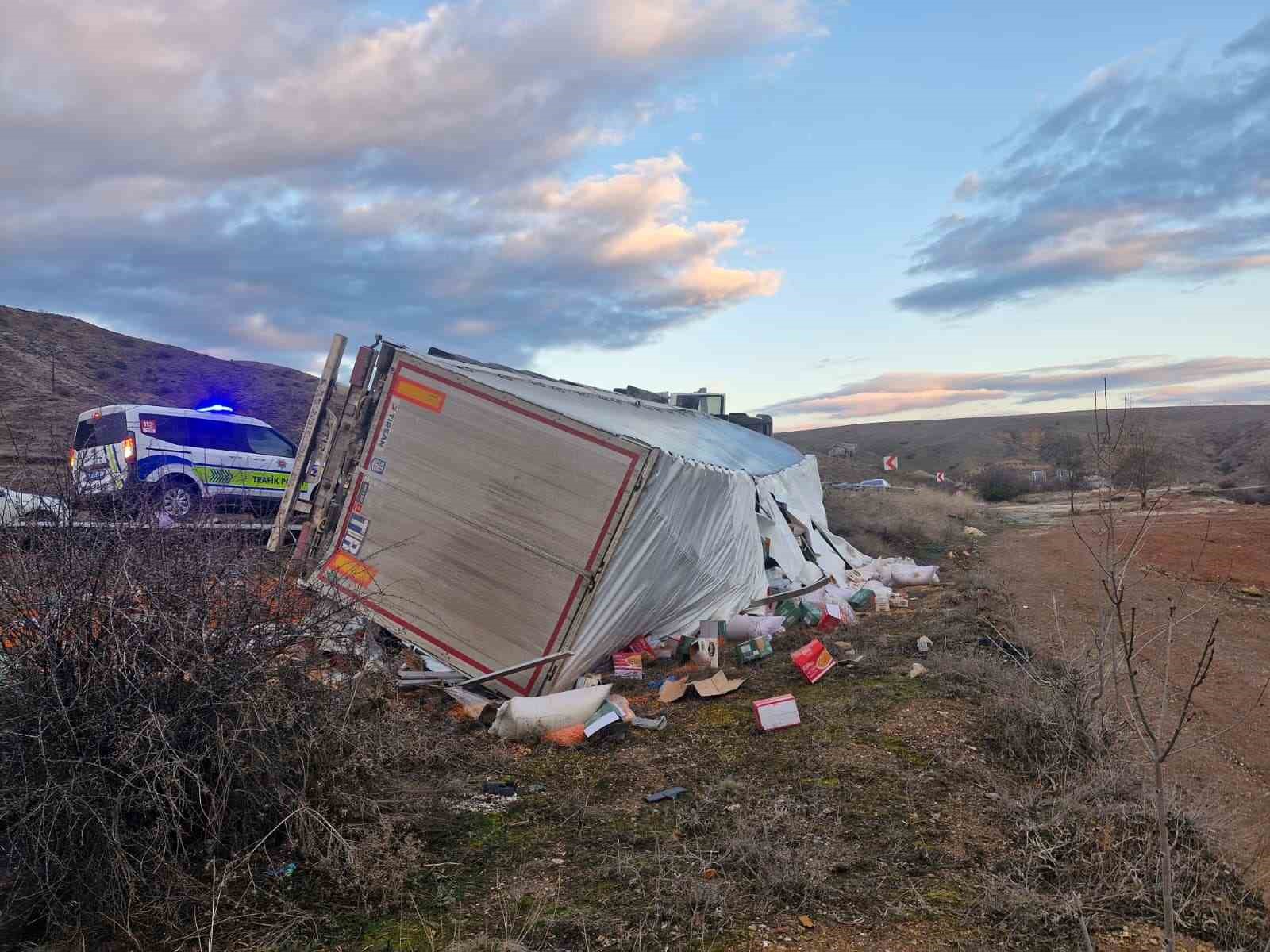 tir-sarampole-devrildi-surucu-yara-almadan-kurtuldu